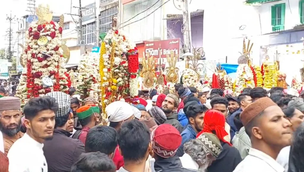 Coffin immersion in a devotional atmosphere in the city