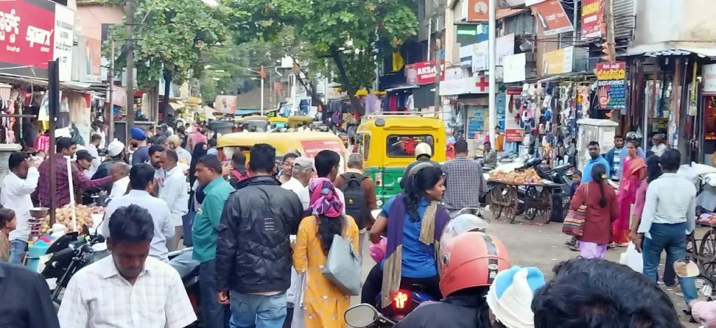 पावसाची उसंत… बाजारात वर्दळ The spring of rain... there is a rush in the market