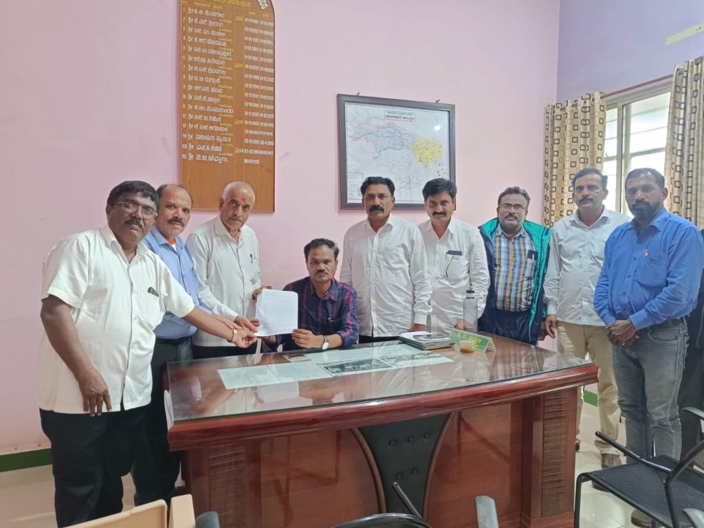 जादा दराने खतविक्री करणाऱ्यांवर कठोर कारवाई करा