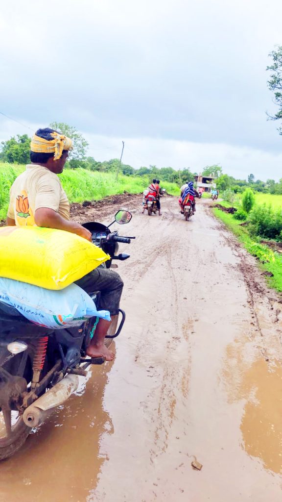 नंदीहळ्ळी-गर्लगुंजी रस्त्यावर चिखलाचे साम्राज्य