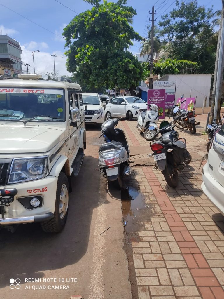 वाहने पदपथावर, पादचारी रस्त्यावर!