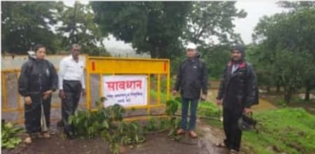 भाचरवाडी- खडेखोळ रस्ता खचला! वाहतूकसाठी धोकादायक असल्याने बंद Bhacharwadi - gravel road