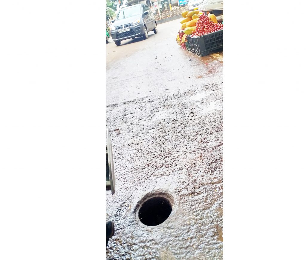 नाथ पै चौक येथे धोकादायक चेंबर