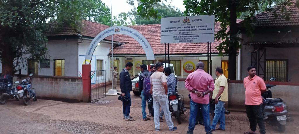 मण्णिकेरी यांच्या कक्षाची पोलीस अधिकाऱ्यांकडून तपासणी