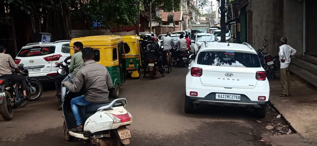 बेशिस्त वाहनचालकांमुळे वाहतूक कोंडीत वाढ