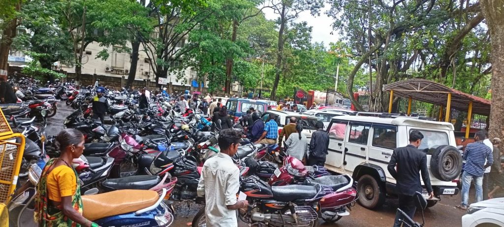 Traffic congestion due to parking in the court premises