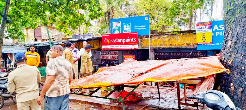 विनायकनगर परिसरातील अतिक्रमणे हटविली Encroachments in Vinayaknagar area were removed