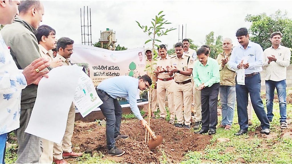 विविध ठिकाणी 20 हजार रोपांची लागवड Plantation of 20 thousand saplings at various places