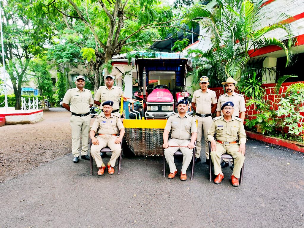 ट्रॅक्टर इंजीन चोरट्यांना हुक्केरी पोलिसांकडून अटक Tractor engine thieves arrested by Hukkeri police