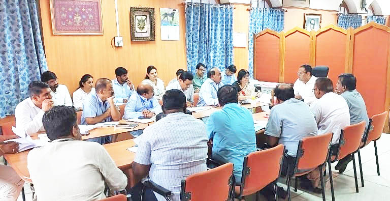 धरणातील पाणी केवळ पिण्यासाठीच! In-charge Regional Commissioner Nitesh Patil discussing water storage in dams in North Karnataka with officials and irrigation engineers.