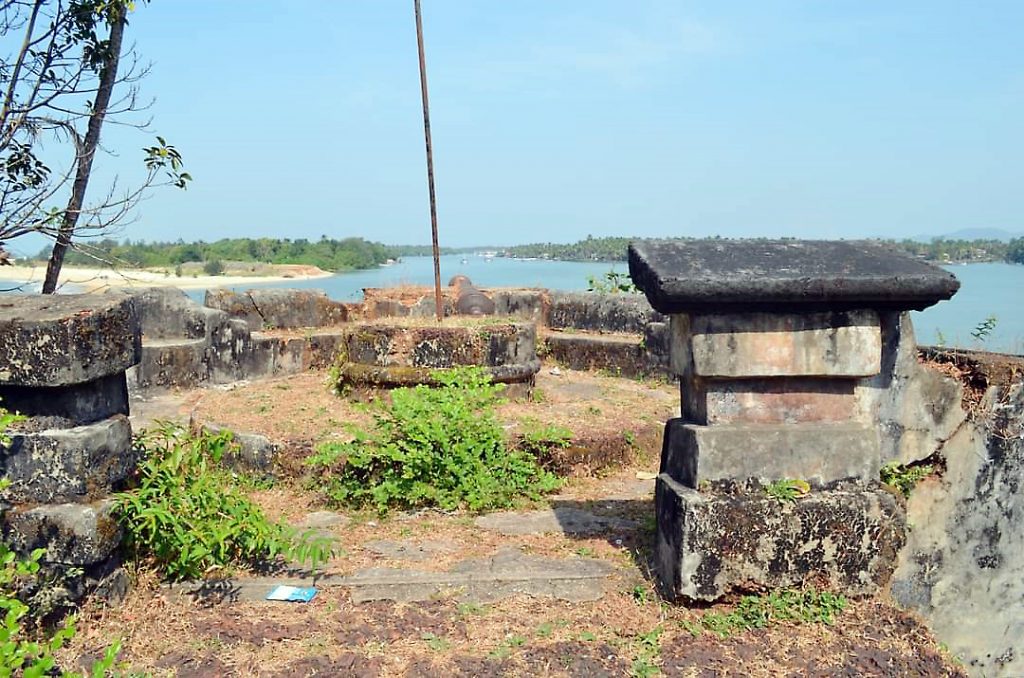 बेतूलच्या ऐतिहासिक किल्ल्याची विदारक अवस्था Dilapidated condition of historic fort of Betul
