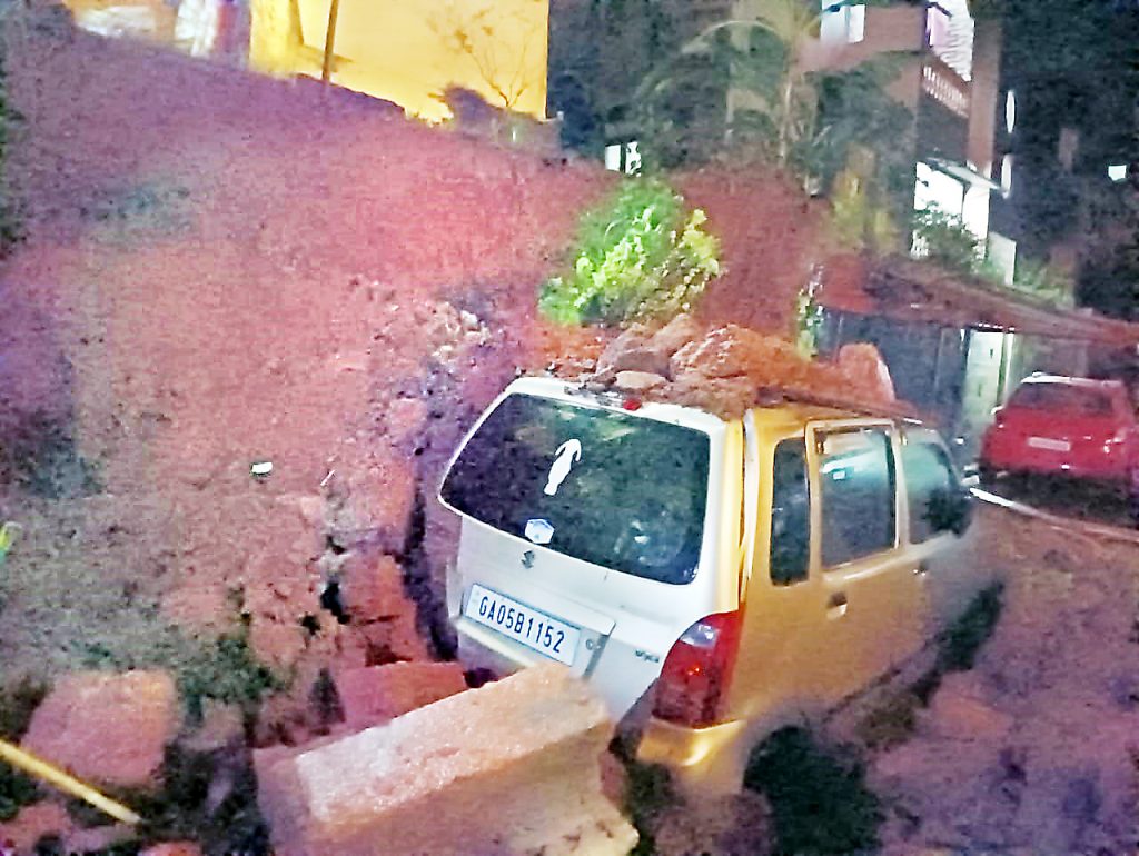 प्रभूनगर फेंडा येथे संरक्षक भिंत कोसळून कारगाडीचे नुकसान Car damage due to collapse of protective wall at Prabhunagar Fenda