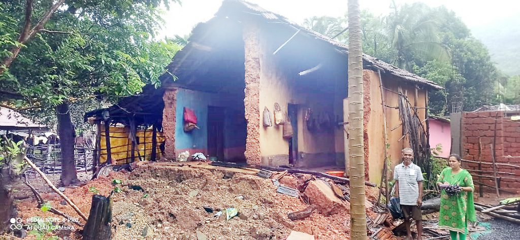 पावसामुळे सालेली येथे घराचा निम्मा भाग कोसळला Half of the house collapsed in Saleli due to rain