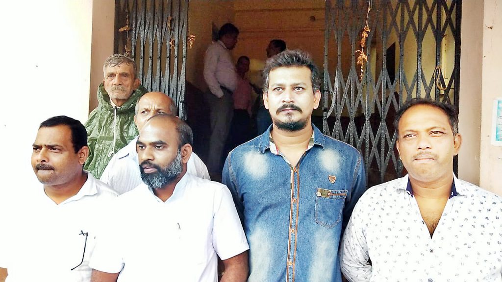 पेडणेतील उघड्या चिरेखाणी बंद करा Close the open cracks in the tree