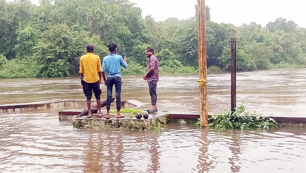 भर पाण्यात सेल्फी घेण्याचा प्रकार Taking a selfie in the water