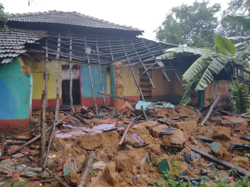 A poor woman's house collapsed at Dharge-Sakorda