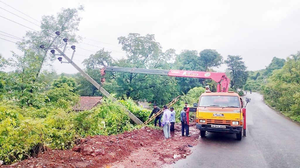 न्हावेली फणसवाडी येथील वीजवाहिनी तुटली