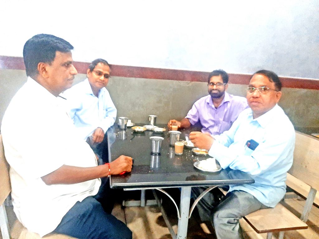 जलस्रोत मंत्र्यांनी घेतला गरमागरम भजी व चहाचा आस्वाद