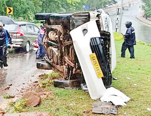 car-overturned-accident-near-vidhan-sabha
