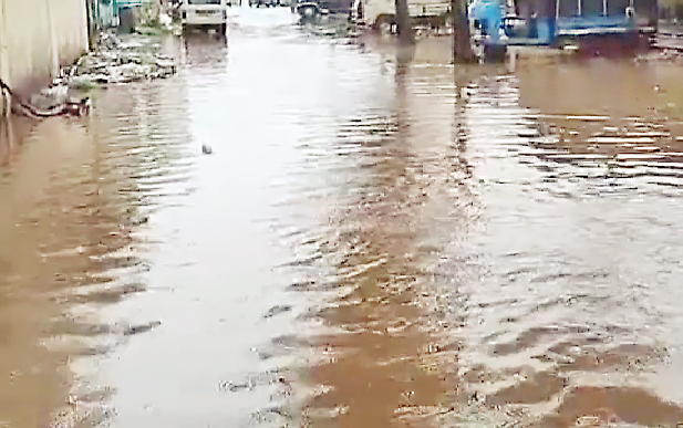 एसजीपीडीए मार्केट संकुलानजीकची गटारे तुंबल्याने रस्त्यावर तळे Blockage of sewers near SGPDA market complex, blocked roads