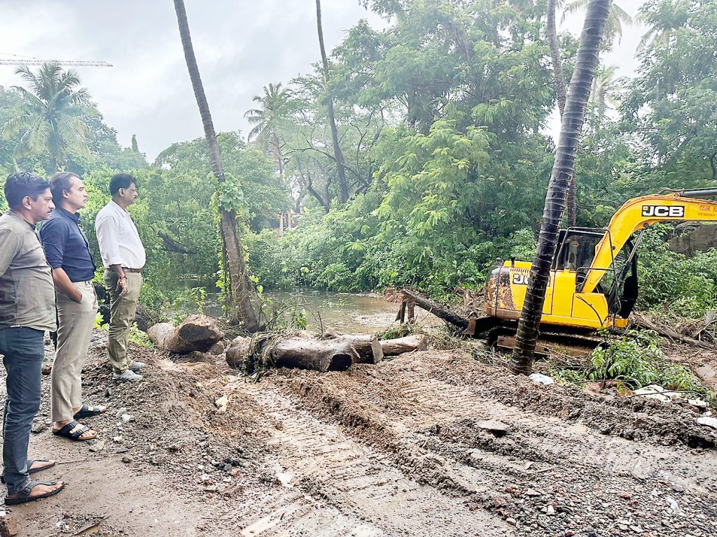 अवाढव्य इमारत प्रकल्पामुळे टोक भागात पूरस्थिती Flood situation in Tok area due to gigantic construction project