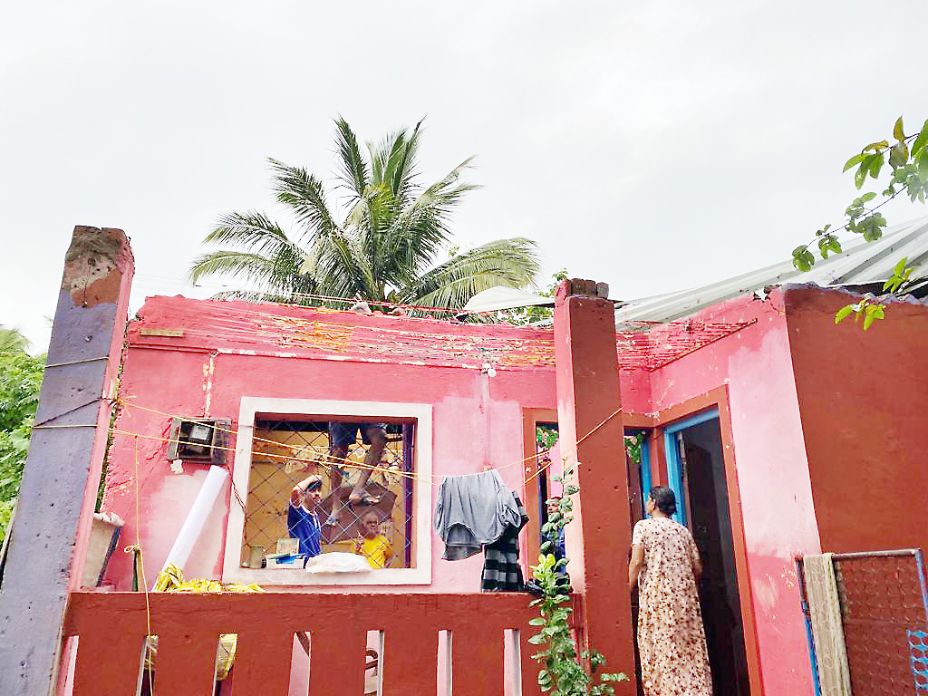 At Khandol, the roof of a house blew off, a tree fell on Betki Health Centre