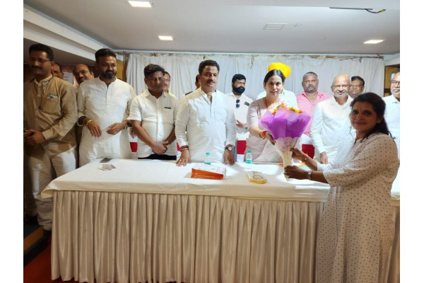 मंत्री लक्ष्मी हेब्बाळकर यांच्या हस्ते सुनिता बेल्लद यांचा सत्कार