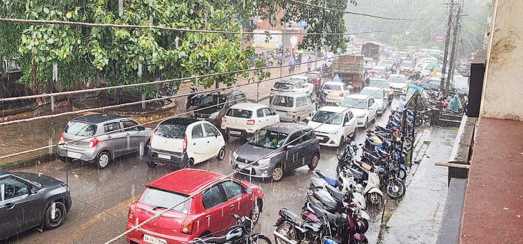 सत्तरीतील सर्व धबधबे रविवारी हाऊसफुल्ल All the waterfalls in Sattari are full house on Sundays