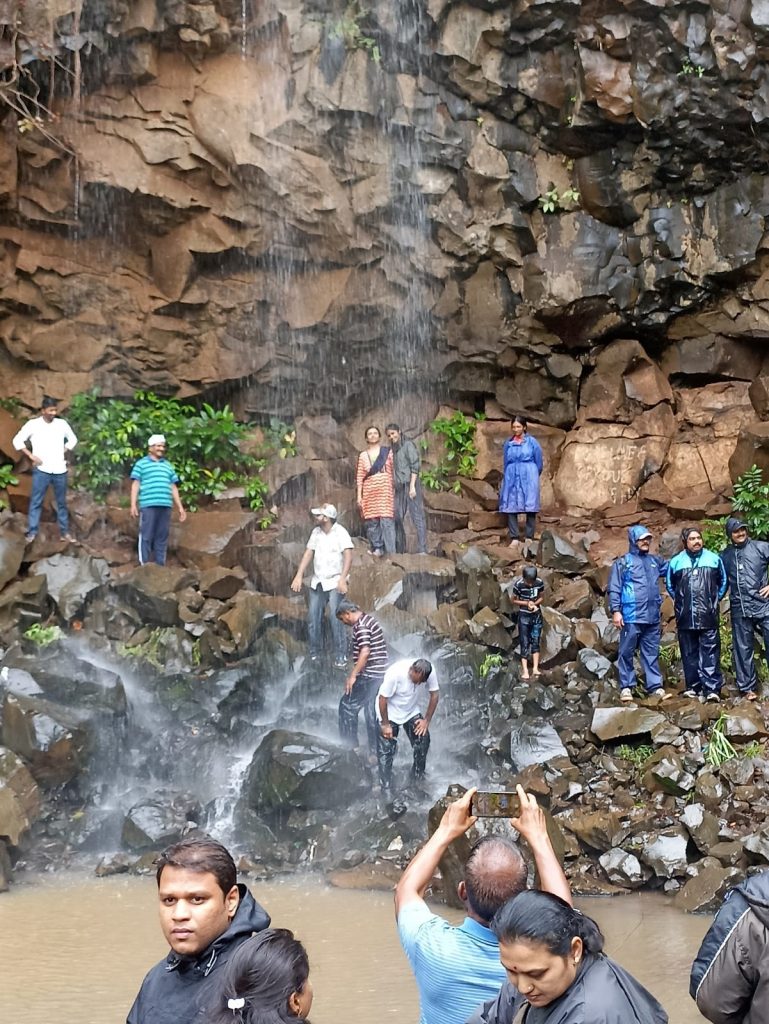 Sundi Vazar waterfall flows