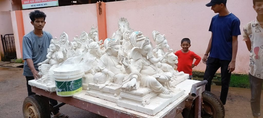 Sculptors struggle to make Ganesha idol