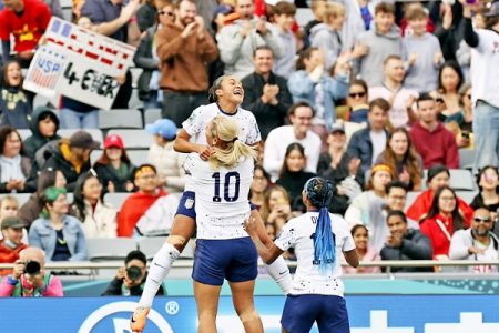 अमेरिका, जपान यांची विजयी सलामी Victory Salute of America, Japan