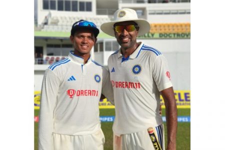 विंडीजचा तीन दिवसातच धुव्वा