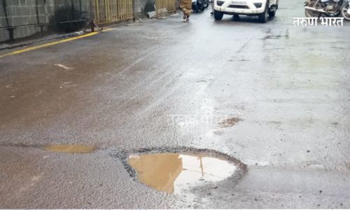 मलकापूर शहरात खड्ड्यांमुळे रस्त्यांची चाळण; नागरिकांकडून संतप्त प्रतिक्रिया road scouring due potholes Angry r