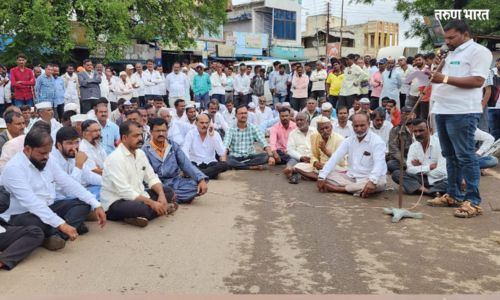 जतच्या प्रश्नांसाठी डफळापुरात सांगली मार्ग रोखला; शेकडो शेतकरी रस्त्यावर Sangli Marg blocked Daflapur Jat