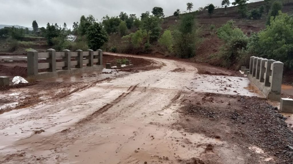 The new bridge between Chaudharwadi - Gavshi has become dangerous