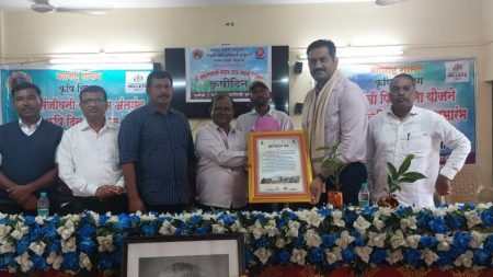 यशस्वी शेती करून इतरांच्या समोर आदर्श निर्माण करणे गरजेचे आहे : बसवराज बिराजदार यांचे प्रतिपादन It is necessary to create an example in front of others by doing successful farming