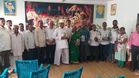 On the occasion of Agriculture Day, the experimental farmers of the village were felicitated