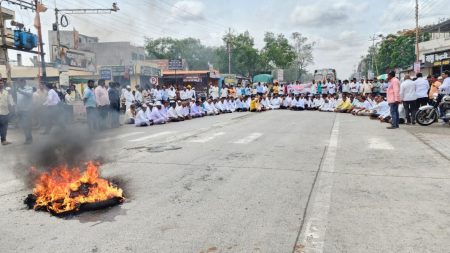 Drought agitation broke out in Jata, hundreds of farmers on the streets