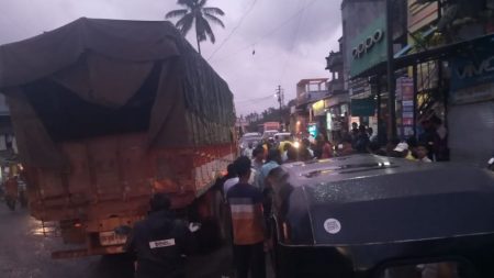 मद्यधुंद पर्यटकांची मलकापूर शहरात सिने स्टाईल धुमसचक्री Drunken tourists in Malkapur town cine style smoke circle
