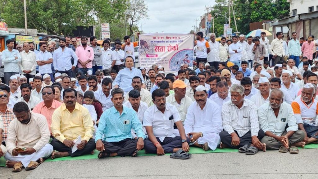 दुष्काळ प्रश्नी जतमध्ये भाजपसह इतर पक्ष आक्रमक,विजापूर-गुहागर मार्ग रोखला BJP and other parties are aggressive on the jat issue of drought