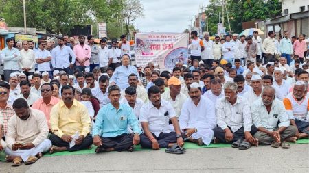 दुष्काळ प्रश्नी जतमध्ये भाजपसह इतर पक्ष आक्रमक,विजापूर-गुहागर मार्ग रोखला BJP and other parties are aggressive on the jat issue of drought