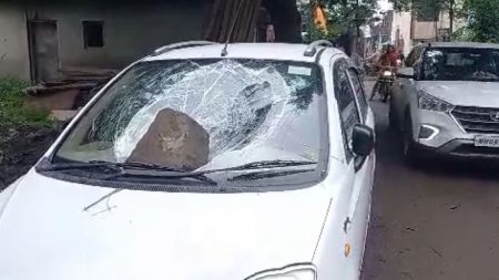 इचलकरंजीत गाड्यांची तोडफोड ; माजी आमदारांच्या गाडीचाही समावेश, परिसरात भीतीचे वातावरण Stone pelting on 10 four wheelers Jawahar Nagar Jawahar Nagar