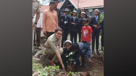 कायदा व सुव्यवस्थापनची माहिती शालेय जीवनापासून विद्यार्थ्यांना असणे गरजेची Superintendent of Police Mrs. Annapurna Singh school