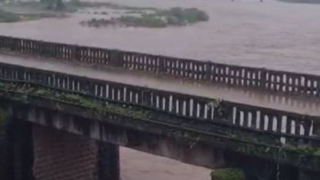 Ratnagiri Rain Update : चिपळुणात मुसळधार, वाशिष्ठी नदीपात्रात न जाण्याचा नागरिकांना इशारा Chiplun heavy rain Citizens warned not to enter Vashishthi river