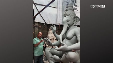 कोल्हापुरात साकारताहेत मुंबई स्टाईल गणेशमूर्ती Mumbai style Ganesha idols in Kolhapur artist Satish Valivdekar