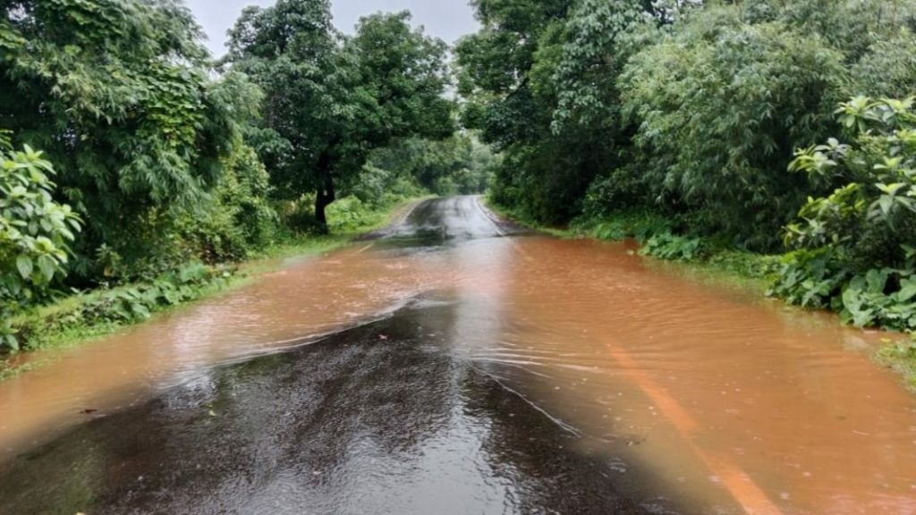 Kolhapur Rain Update : गगनबावडा-कोल्हापूर मार्गावरील कोदे फाटा- मांडुकली रस्त्यावर पाणी Kolhapur Rain Gaganbawda Kolhapur main road underwater