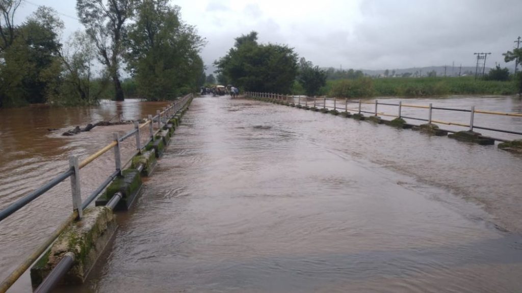 महे-कसबा बीड पुलावर पाणी, वाहतूक बंद Kolhapur Rain Update Mahe-Kasba Beed bridge underwater