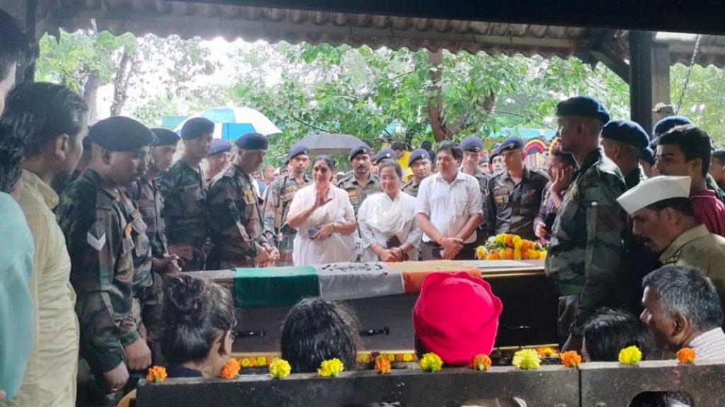 जवान विजय कोकरे अनंतात विलीन, अंत्यदर्शनासाठी लोटला हाजारोंचा जनसागर Vijay Kokre Varaswadi died heart attack national service in Srinagar