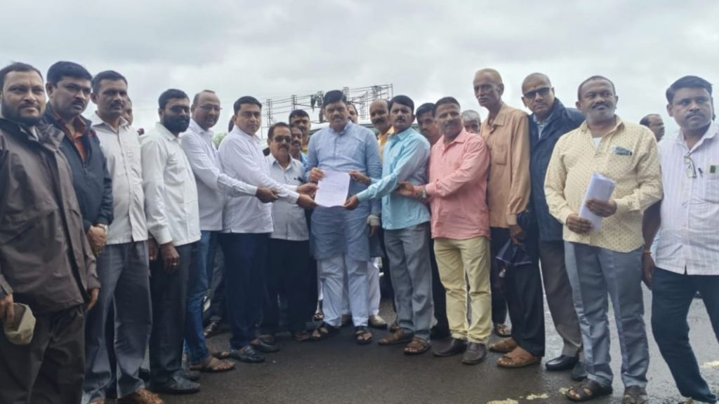 BJP Ganesh Bhengde inspected the flood situation in Shiroli