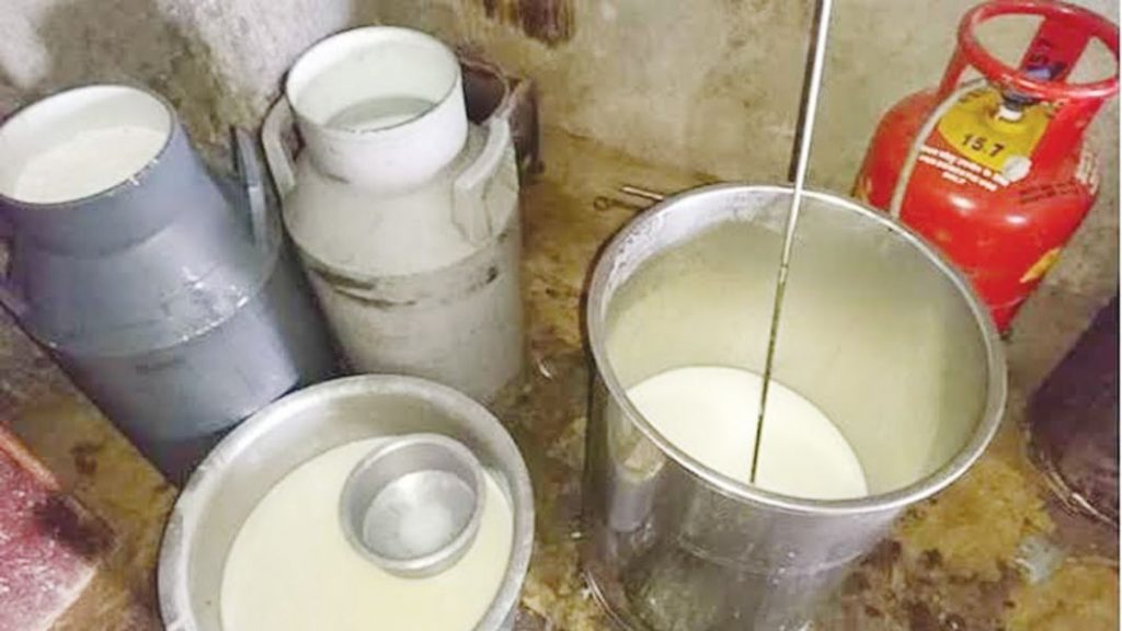 साताऱ्यात मोठी कारवाई! उंब्रज येथे दुधात भेसळ करणाऱ्या टोळीचा LCB ने केला पर्दाफाश Big operation of Satara local crime branch,